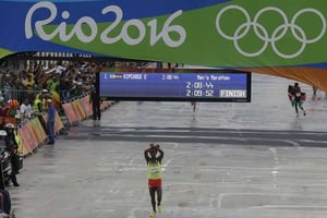 L’Éthiopien Feyisa Lilesa, médaillé d’argent  en marathon aux Jeux olympiques de Rio, le 21 août 2016. © Luca Bruno/AP/SIPA