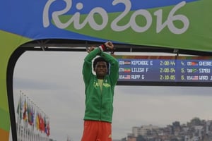 L’Étiopien Feyisa Lilesa, médaillé d’argent  en marathon aux Jeux olympiques de Rio, le 21 août 2016. © Luca Bruno/AP/SIPA