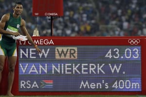 Le Sud-Africain Van Niekerk célèbre son record du monde à Rio, le 15 août 2016. © David J. Phillip/AP/SIPA