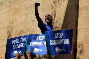Un partisan de l’Alliance démocratique, à Johannesburg , le 15 avril 2016. © Denis Farrell/AP/SIPA