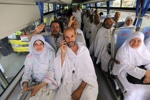 Des pèlerins dans un bus les conduisant de la Mecque au Mont Arafat, le 13 octobre 2013. © Amr Nabil/AP/SIPA