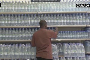 Les bouteilles d’eau Kirène qui dominent le marché sénégalais des eaux minérales. © Extrait du magazine « Réussite ».