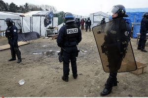 Des membres de la police antiémeute lors d’une intervention dans le camp de migrants de Calais le 1er mars 2016 © Jerome Delay/AP/SIPA