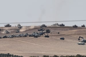 Photo prise de Karkamis le 24 août 2016 montrant des chars turcs et des forces d’opposition syriennes pro-turques à 2 kilomètres à l’ouest de la ville de Jarabalus. © afp.com/BULENT KILIC