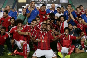 Les joueurs de l’équipe Al Ahly, célébrant leur victoire au Stade International du Caire, le 14 septembre 2014. © Hassan Ammar/AP/SIPA