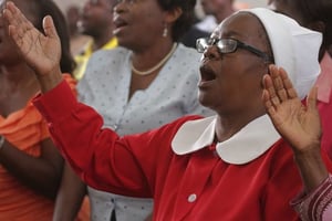 Zimbabweans worship, during an anti immigrant attack prayer session at the Trinity Methodist church in Harare. © Tsvangirayi Mukwazhi/AP/SIPA