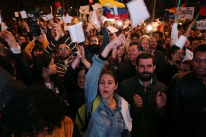 Plusieurs centaines de Colombiens ont suivi l’annonce de l’acoord de paix sur écran géant à Bogotá le 24 août 2016. © Mauricio Dueñas Castañeda/SIPA