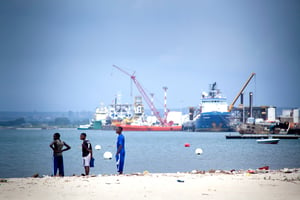 ü Le port de Pointe-Noire a été durement touché par le ralentissement économique. © Antonin Borgeaud pour JA