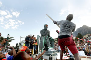 Après des semaines de protestation en 2015, les étudiants ont obtenu le déboulonnage de la statue 
de Cecil 
John Rhodes à l’université du Cap. © Mike Hutchings/REUTERS