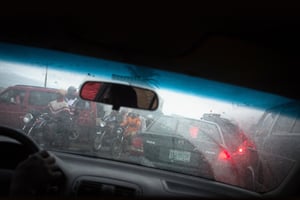 Tôt le matin, dans la circulation de l’ancienne capitale nigériane. © Ruth McDowall pour JA