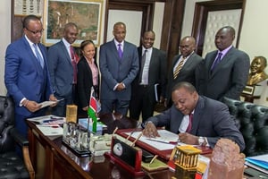 Le texte signé le 24 août par le président Uhuru Kenyatta réglemente les taux d’intérêt applicables aux prêts et aux dépôts bancaires. © Uhuru Kenyatta/Facebook