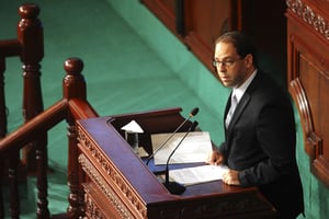 Youssef Chahed, lors de son discours devant le Parlement, le 26 août 2016. Le nuveau premier ministre tunisien n’a pas reconduit Noômène Fehri. © Riadh Dridi/AP/SIPA