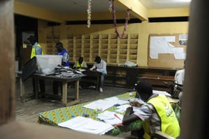 Des membres de la Commission électorale du Gabon, dépouillent les bulletins de vote à Libreville, le 27 août 2016. © AFP