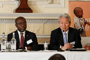 Charles Boamah (g.) et Akihiko Tanaka, ancien président (2012-2015) de l’Agence japonaise de coopération internationale (JICA), à Londres le 19 juillet 2016, lors d’une conférence consacrée à la coopération entre Tokyo et les pays africains. © Gouvernement du Japon/www.japan.go.jp