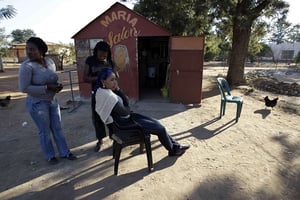 Une femme est reçue dans un salon de coiffure en Afrique du sud, le 21 juin 2010. © Fernando Vergara/AP/SIPA