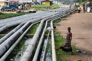 Des pipelines irriguant du pétrole dans le delta du Niger, en juillet 2007. © JOBARD/SIPA