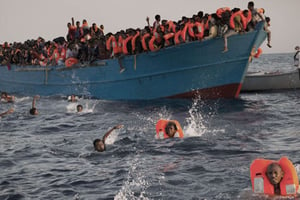 Sauvetage au large de la Libye le 29 août. © Emilio Morenatti/AP/SIPA