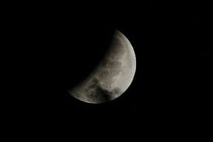 L’éclipse correspondra à un alignement quasi parfait de la Terre, de la Lune et du Soleil. © Photo Bay Ismoyo. AFP