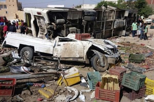 Accident d’une rare gravité entre un bus et un poids lourd à Khmouda, le 31 août 2016. © AP/SIPA