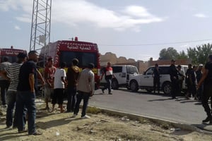 Des ambulance à Khmouda, après un accident entre un bus et un poids-lourd qui a fait des dizaines de morts et de blessés, le 31 août 2016. © AP/SIPA