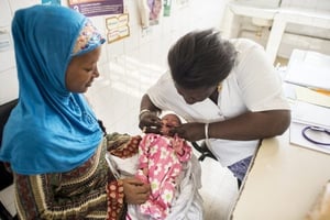 Une mère et sa fille de quelques jours pendant une consultation au Centre de Protection Maternelle et Infantile (PMI) de la Medina, à Dakar, au Sénégal, le 23 octobre 2013. © Sylvain Cherkaoui pour Jeune Afrique