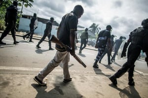 La police gabonaise, déployée aux abords de l’Assemblée nationale, le 1e septembre 2016 à Libreville. © MARCO LONGARI / AFP
