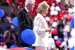 Le couple Clinton lors de la convention démocrate de Philadelphie, le 28 juillet. © Andrew Harnik/AP/SIPA