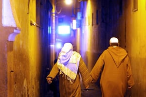Un couple de Marocains dans une rue de Marrakech. © Jarry/ANDIA