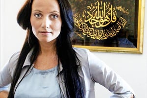 Née d’un père syrien et d’une mère finlandaise, elle ne porte pas le voile hors de la mosquée. © DR