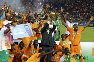 Les joueurs ivoiriens célébrant leur victoire à la CAN en février 2015 février. On imagine mal le champion d’Afrique ne pas être de l’aventure gabonaise. © Themba Hadebe/AP/SIPA