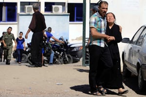Les proches d’une victime devant l’hôpital de Kasserine, après une attaque terroriste contre des militaires le 16 juillet 2014. © Mouldi Kraeim/AP/SIPA
