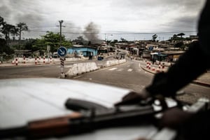 Patrouille de la police gabonaise dans les rues de Libreville, le 2 septembre 2016. © AFP/MARCO LONGARI