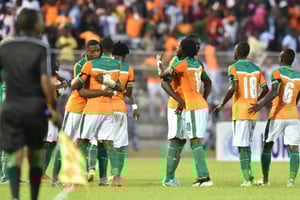 Les Ivoiriens se congratulent après le but de Kodjia face à la Sierra Leone en qualifs pour la CAN 2017, à Bouaké, le 3 septembre 2016. © AFP/Issouf Sanogo