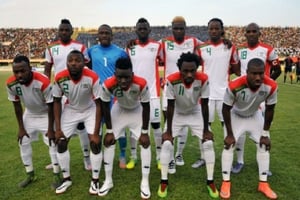 L’équipe du Burkina Faso face à l’Ouganda en qualification pour la CAN-2017, à Ouagadougou, le 26 mars 2016. © AFP/AHMED OUOBA