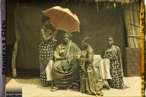 Portrait du chef Justin Aho entouré de ses femmes à Abomey au Dahomey le 8 mars 1930. © Frédéric Gadmer, Archives de la Planète.