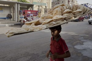 Un vendeur de pain cherche des clients aux alentours du marché du Caire,  le 14 juin 2016. © Amr Nabil/AP/SIPA