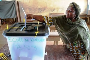 Une gabonaise vote à l’ouverture du scrutin présidentiel à Libreville, le 30 août 2009 (photo d’illustration). © JOEL BOUOPDA TATOU/AP/SIPA