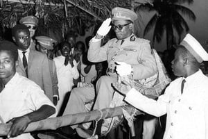 Le lieutenant général Mobutu, président de la République du Congo en visite à Kutu, district du Mai-Ndombe, province de Bandundu est transporté en tipoy le 28 mars 1966 © JA ARCHIVES