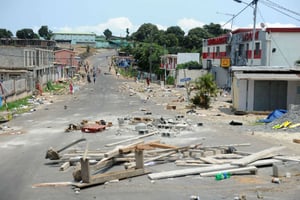 Une rue après une manifestation à Libreville le 1er septembre 2016. © Joel Bouopda/AP/SIPA