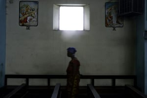 Une femme dans une église de Kinshasa. © MARCO LONGARI/AFP