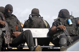 La police angolaise près de l’aéroport  dans l’enclave du Cabinda le 10 janvier 2010. © Darko Bandic/AP/SIPA