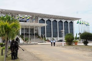 Des gardes postés devant les bâtiments du gouvernement à Libreville, le 6 septembre 2016. © STR/AP/SIPA