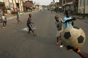 Des enfants qui jouent au football dans les rues de Freetown en Sierra Leone, le 2 avril 2006. © SCHALK VAN ZUYDAM/AP/SIPA