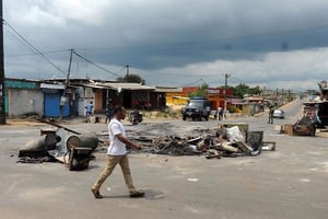 Un homme marche devant une barricade à Libreville, jeudi 1er septembre. © Joel Bouopda/AP/SIPA