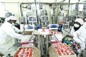 En partenariat avec le groupe français Nutriset, l’entreprise produit notamment le Plumpy’Nut, une pâte à base d’arachide. © TAGAZA Djibo pour JA