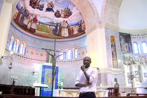 Burkinabè, le père Anselme Tarpaga dirige la prestigieuse 
église depuis deux ans. © Zebar