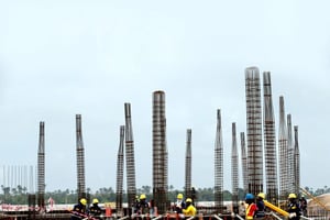 Sur le chantier de la raffinerie de pétrole du groupe Dangote, à Lagos, le 25 juin. © Akintunde Akinleye/REUTERS