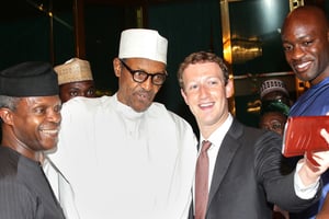Avec le président nigérian, Muhammadu Buhari (au centre), 
et son vice président, Yemi Osinbajo (à g.). © Sunday Aghaeze/AFP