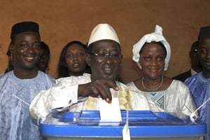 Le candidat Soumaïla Cissé dépose un bulletin de vote à Bamako en 2013. © Harouna Traoré/AP/SIPA