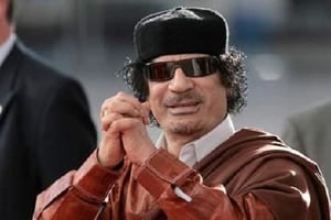 Mouammar Kadhafi lors d’une visite en France en 2007. © AFP